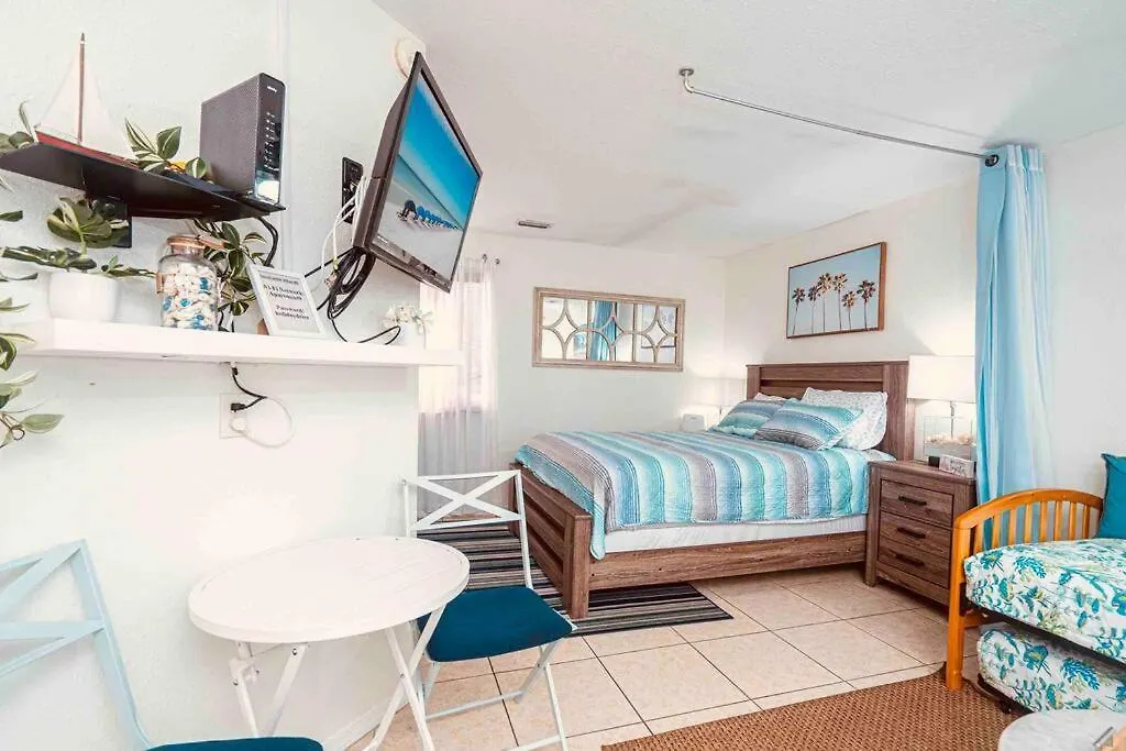 Spacious Beach Studio Condo Retreat Unit #9 Panama City Beach
